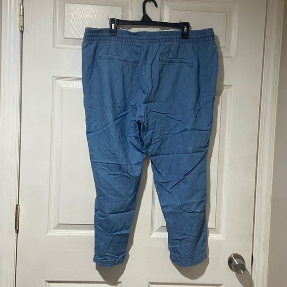 Old Navy Chambray Mid-Rise Chambray Pull-On Pants for Women - Picture 3 of 6